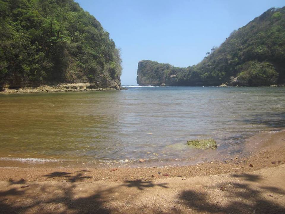 Pantai Nglurung, Berwisata Sambil Memancing Ikan - Tempat.me